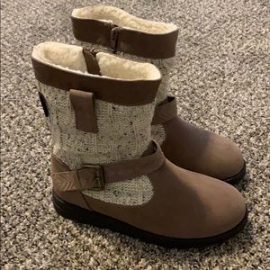 Never worn Muk Luk boots